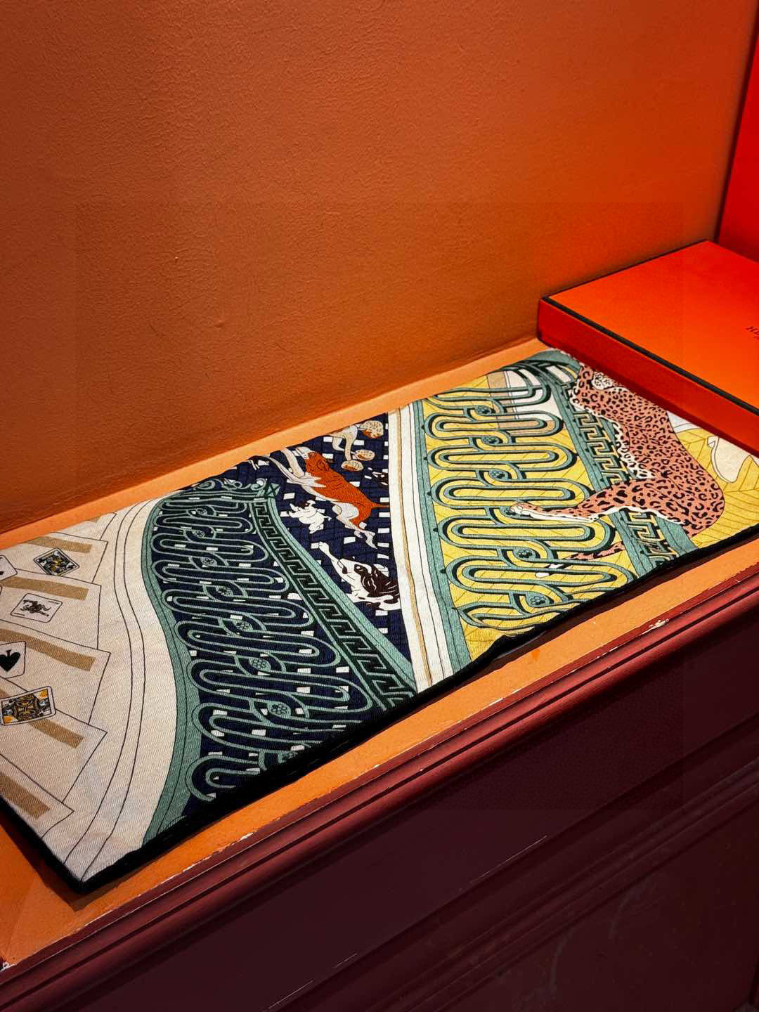  💟上新💞｛24号之谜｝羊绒大方巾双面同色140手工卷边
H家是创意和作品故事的无限源泉，每季皆推出全新