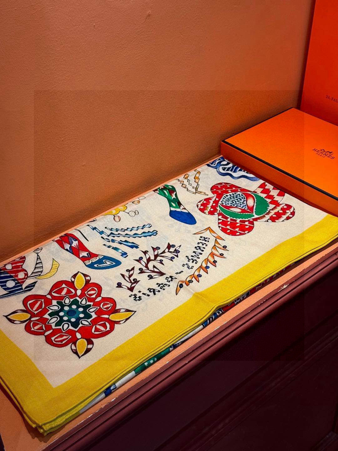  爱马仕～秋冬搭配利器❗️顶级双面同色 版真丝羊绒披肩！！1条等于2条】点睛精彩，图案和配色都超级喜欢，