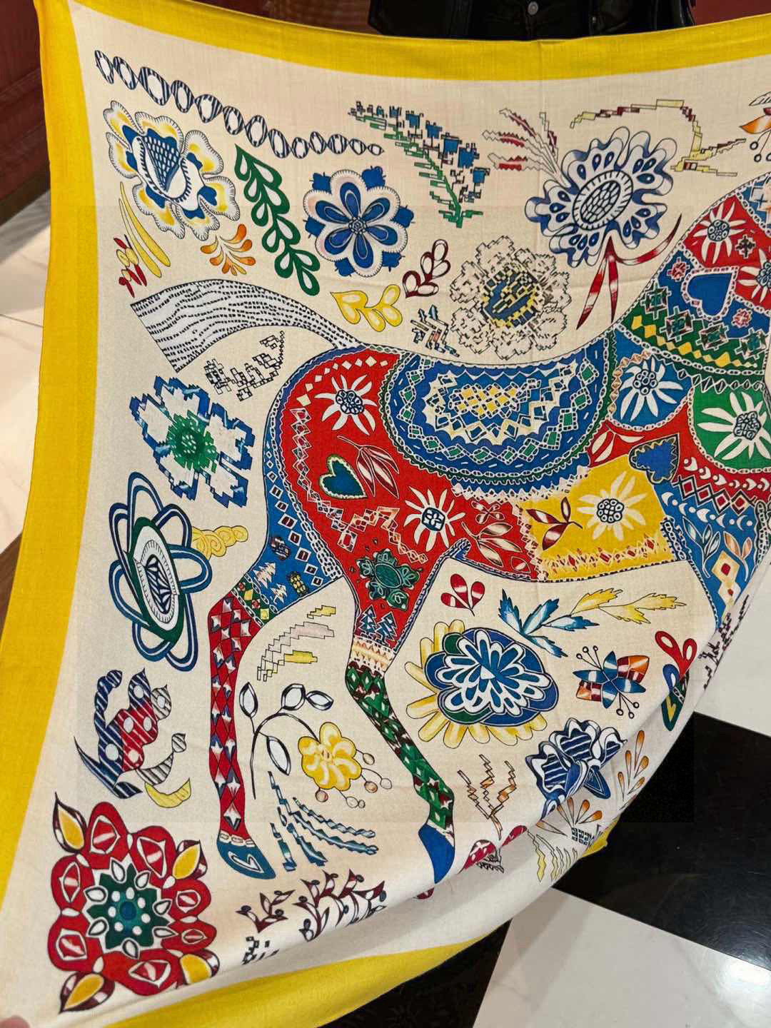  爱马仕～秋冬搭配利器❗️顶级双面同色 版真丝羊绒披肩！！1条等于2条】点睛精彩，图案和配色都超级喜欢，