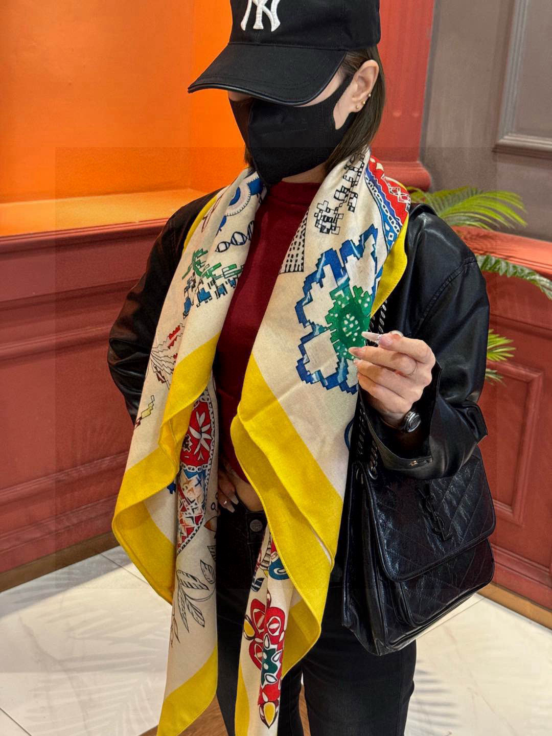  爱马仕～秋冬搭配利器❗️顶级双面同色 版真丝羊绒披肩！！1条等于2条】点睛精彩，图案和配色都超级喜欢，