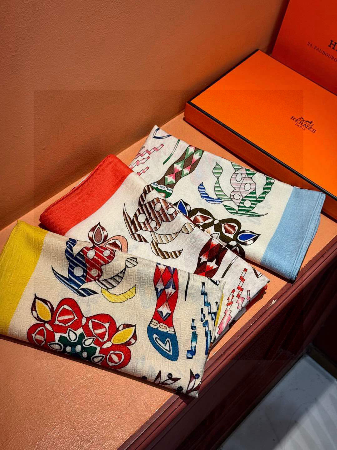  爱马仕～秋冬搭配利器❗️顶级双面同色 版真丝羊绒披肩！！1条等于2条】点睛精彩，图案和配色都超级喜欢，