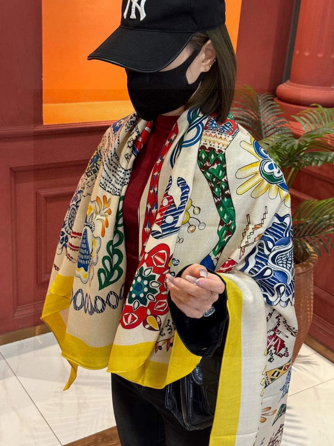  爱马仕～秋冬搭配利器❗️顶级双面同色 版真丝羊绒披肩！！1条等于2条】点睛精彩，图案和配色都超级喜欢，