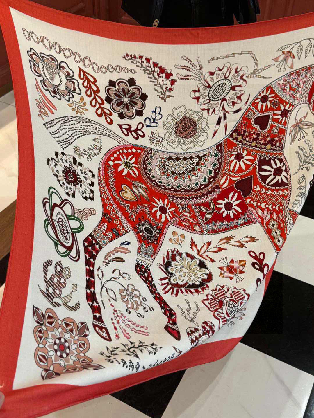  爱马仕～秋冬搭配利器❗️顶级双面同色 版真丝羊绒披肩！！1条等于2条】点睛精彩，图案和配色都超级喜欢，