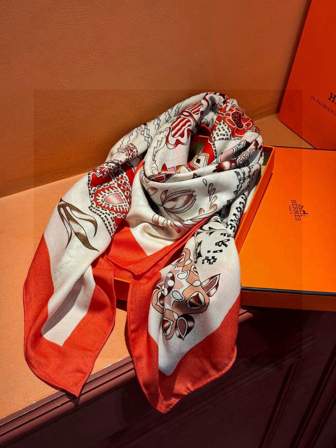  爱马仕～秋冬搭配利器❗️顶级双面同色 版真丝羊绒披肩！！1条等于2条】点睛精彩，图案和配色都超级喜欢，