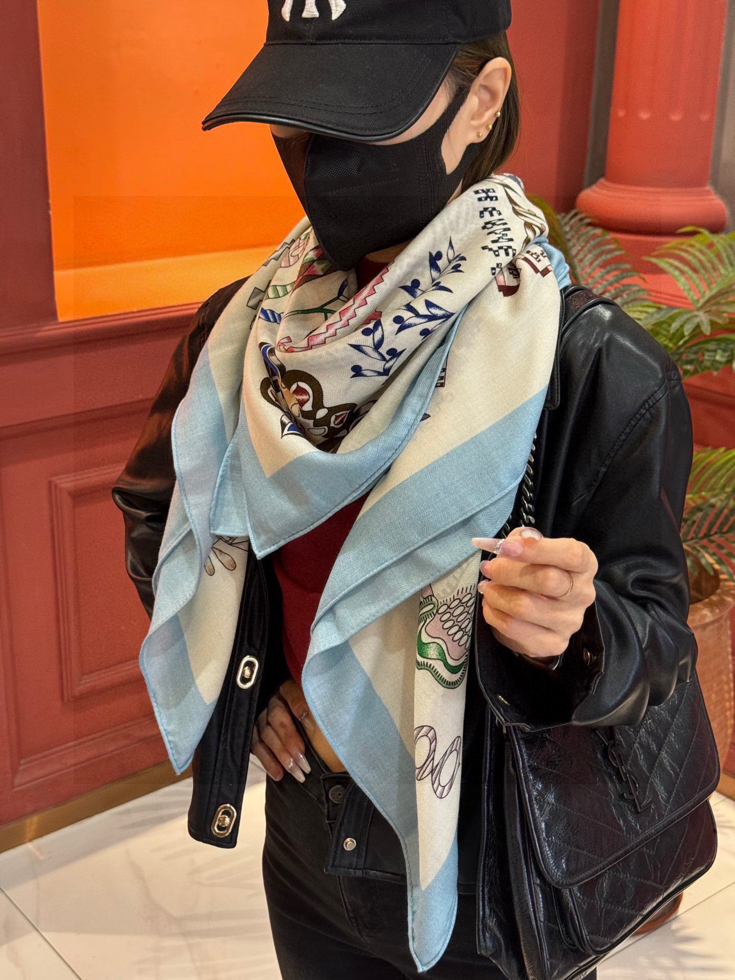  爱马仕～秋冬搭配利器❗️顶级双面同色 版真丝羊绒披肩！！1条等于2条】点睛精彩，图案和配色都超级喜欢，