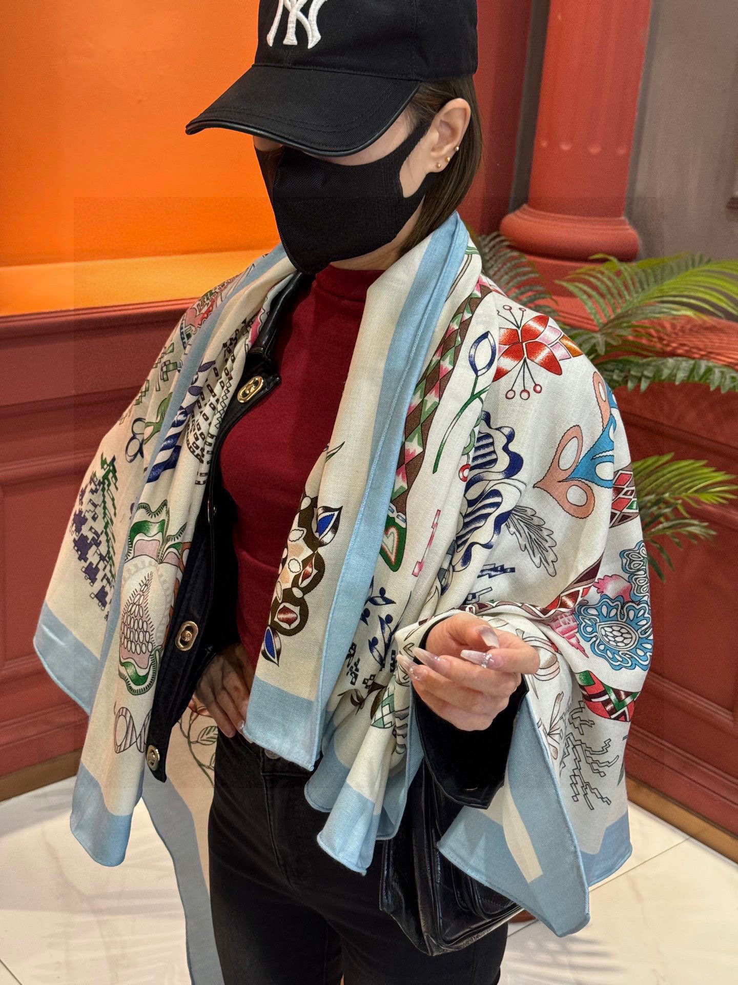  爱马仕～秋冬搭配利器❗️顶级双面同色 版真丝羊绒披肩！！1条等于2条】点睛精彩，图案和配色都超级喜欢，