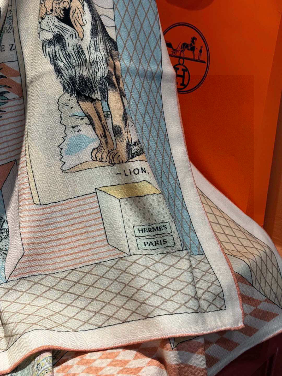 爱马仕新款双面同色 品名 新型大剧院面料:丝绒尺寸:140*140 这款爱马仕点睛配饰可以多种方式佩
