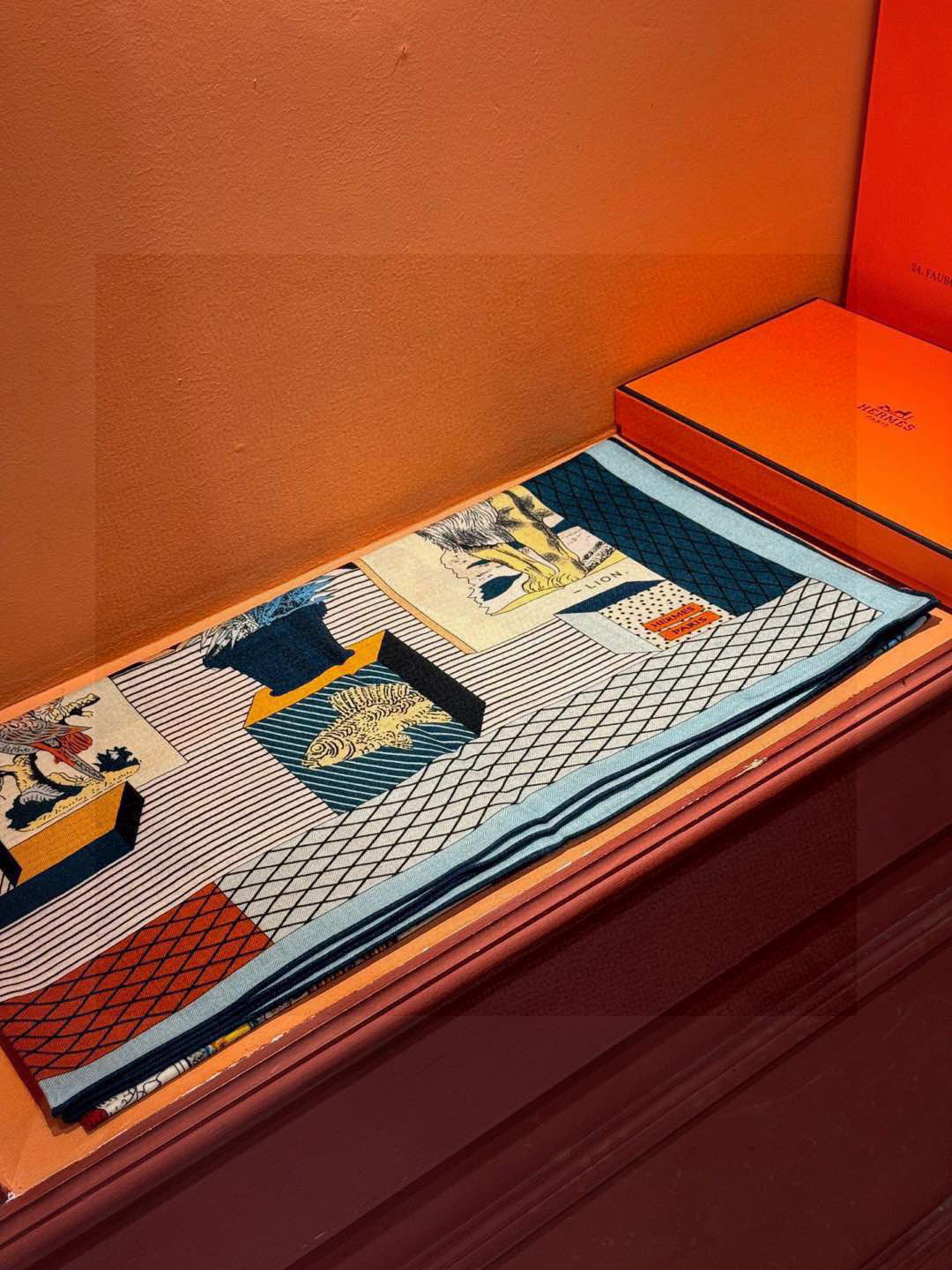 爱马仕新款双面同色 品名 新型大剧院面料:丝绒尺寸:140*140 这款爱马仕点睛配饰可以多种方式佩