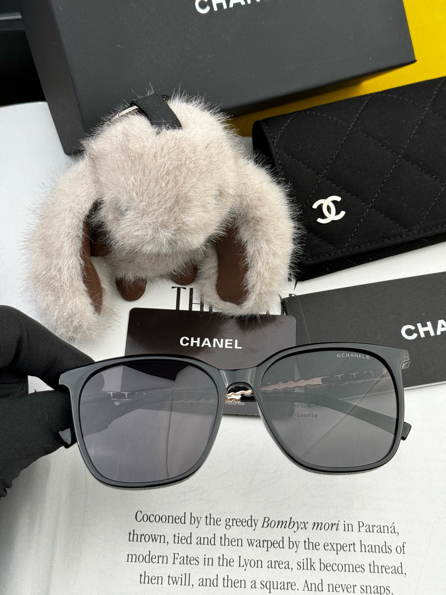  新品CHANEL 香奈儿太阳镜以独特魅力和前卫风格诠释春夏最新眼镜，以方框设计两边经典小香珍珠做点缀，