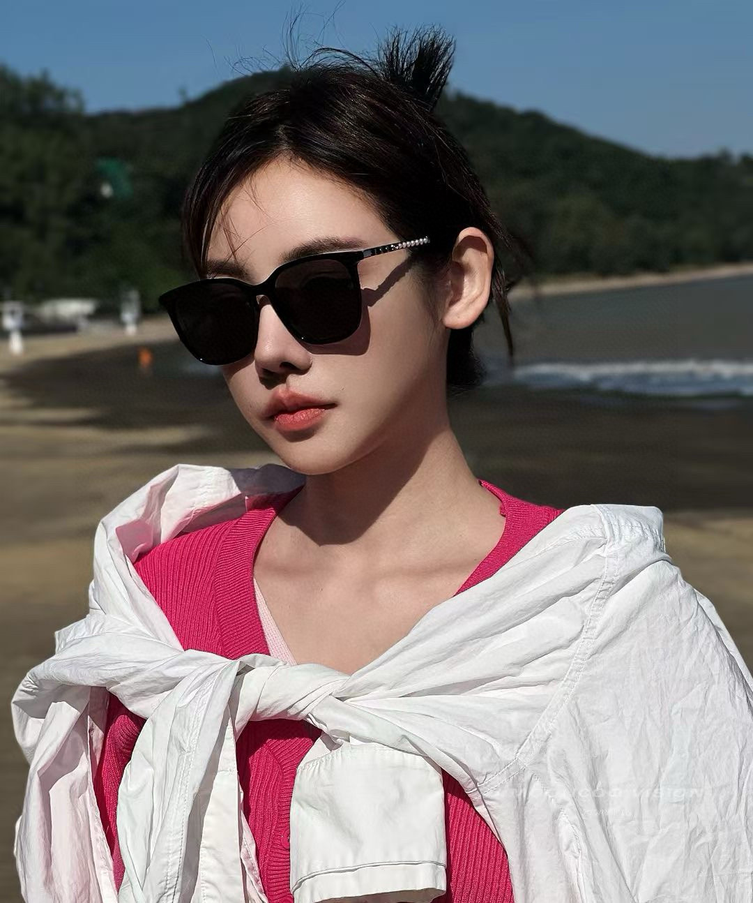  新品CHANEL 香奈儿太阳镜以独特魅力和前卫风格诠释春夏最新眼镜，以方框设计两边经典小香珍珠做点缀，