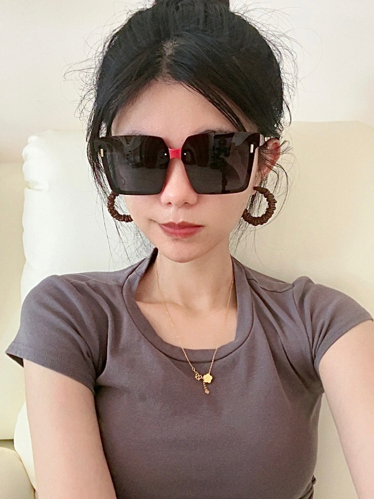  【TR偏光系列】Gucci   经典的方框设计，不挑脸型，无论搭配大衣还是连衣裙都非常显气质偏光镜片预