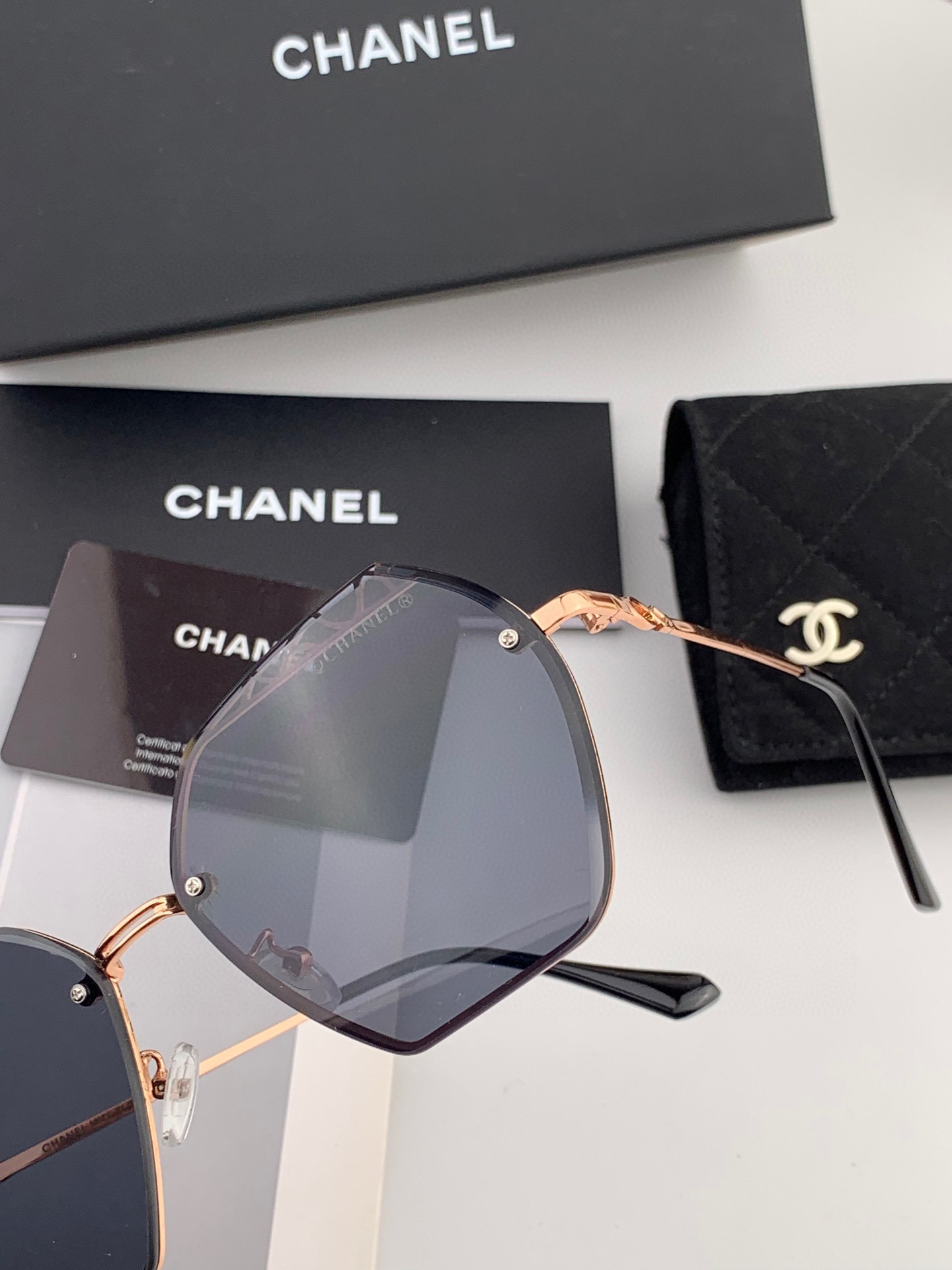   新品CHANEL 香奈儿太阳镜以独特魅力和前卫风格诠释春夏最新眼镜，质感超好佩带舒适 型号：CH70
