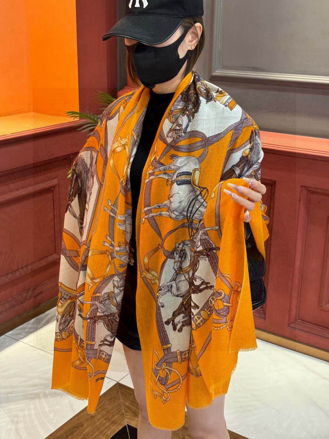 Elegante Bufanda de Seda con Diseño Ecuestre Naranja, 110 x 200 cm
