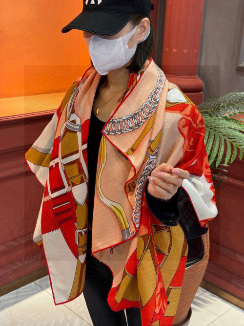 Elegant Hermes-Style Cashmere Scarf, Double-Sided Design, 140cm x 140cm 1 Elegant Hermes-Style Cashmere Scarf, Double-Sided Design, 140cm x 140cm