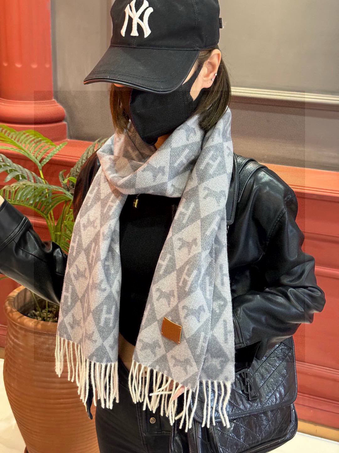   爱马仕👍巴黎时装展商务男士女士羊绒围巾。代工厂臻选上乘的超细羊绒纤维 进行纯手工精梳处理 耗时耗力 