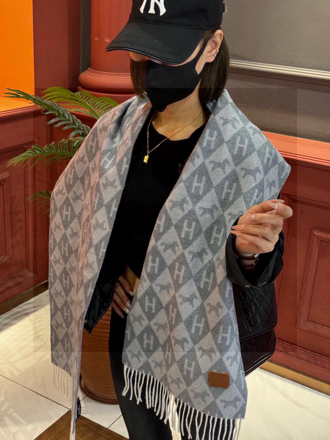   爱马仕👍巴黎时装展商务男士女士羊绒围巾。代工厂臻选上乘的超细羊绒纤维 进行纯手工精梳处理 耗时耗力 