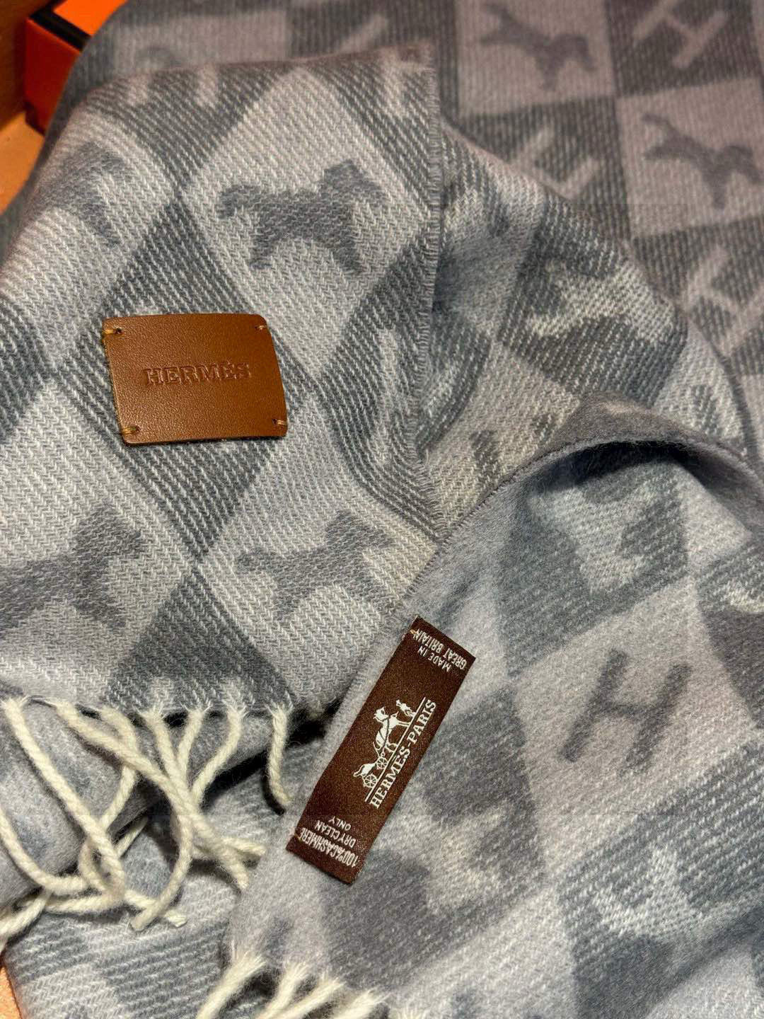   爱马仕👍巴黎时装展商务男士女士羊绒围巾。代工厂臻选上乘的超细羊绒纤维 进行纯手工精梳处理 耗时耗力 