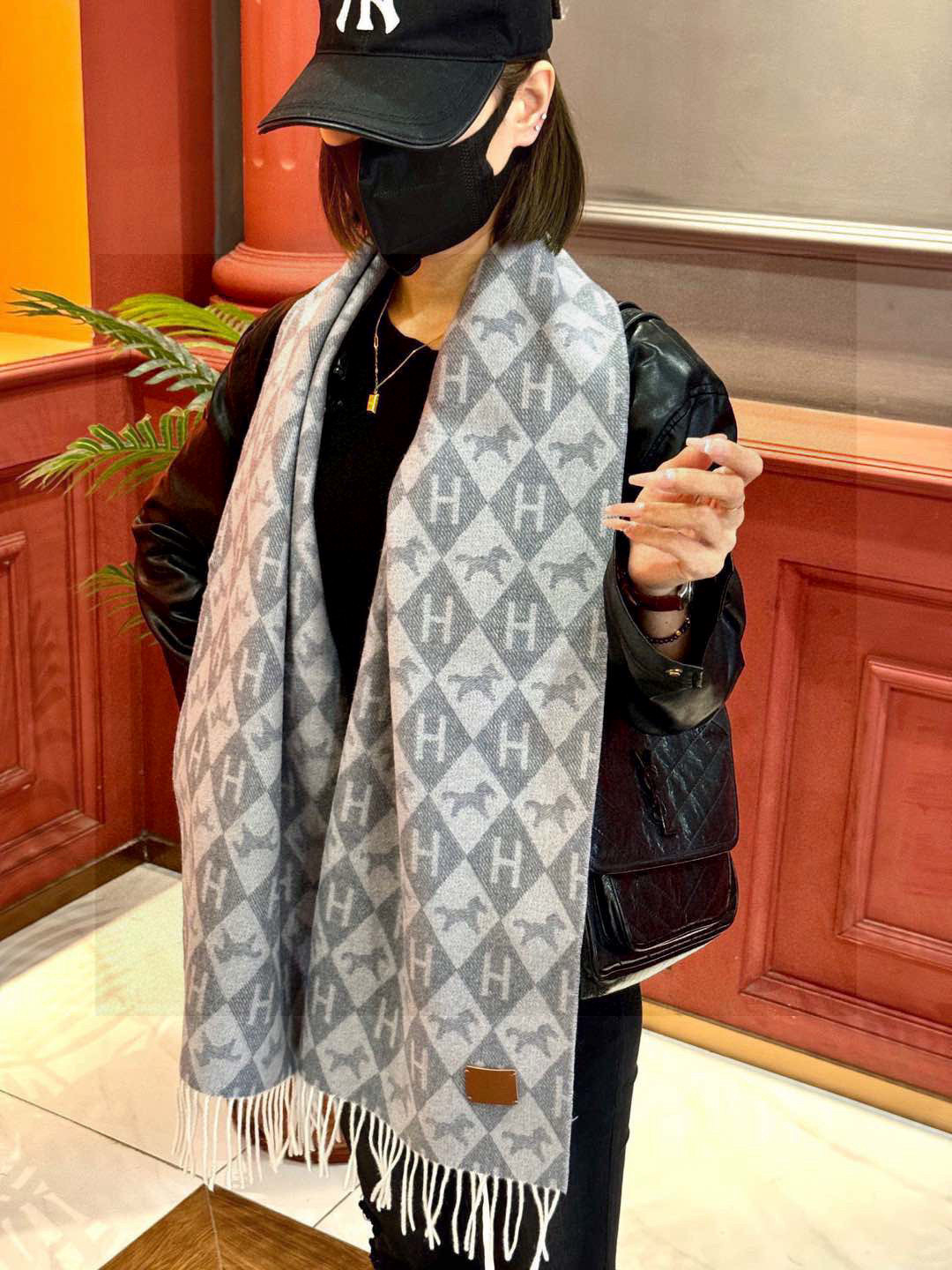   爱马仕👍巴黎时装展商务男士女士羊绒围巾。代工厂臻选上乘的超细羊绒纤维 进行纯手工精梳处理 耗时耗力 