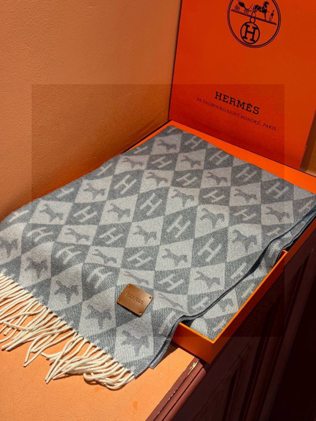   爱马仕👍巴黎时装展商务男士女士羊绒围巾。代工厂臻选上乘的超细羊绒纤维 进行纯手工精梳处理 耗时耗力 