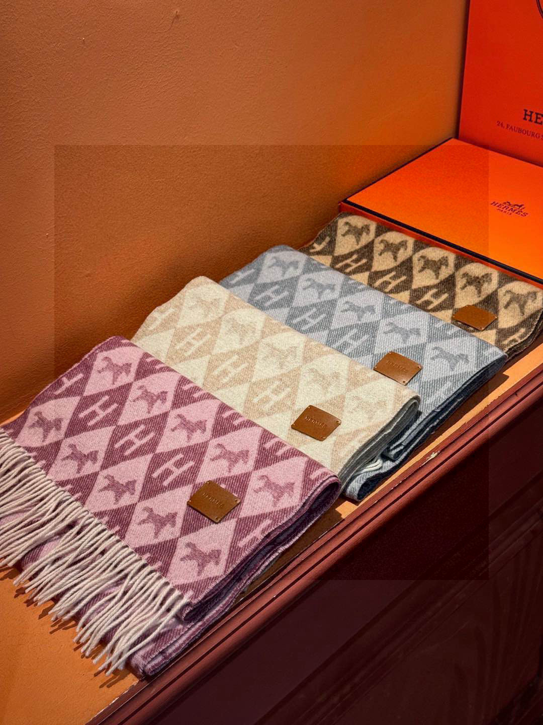   爱马仕👍巴黎时装展商务男士女士羊绒围巾。代工厂臻选上乘的超细羊绒纤维 进行纯手工精梳处理 耗时耗力 