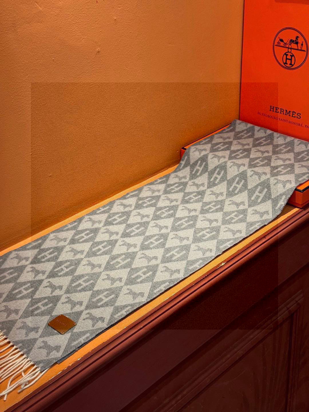   爱马仕👍巴黎时装展商务男士女士羊绒围巾。代工厂臻选上乘的超细羊绒纤维 进行纯手工精梳处理 耗时耗力 