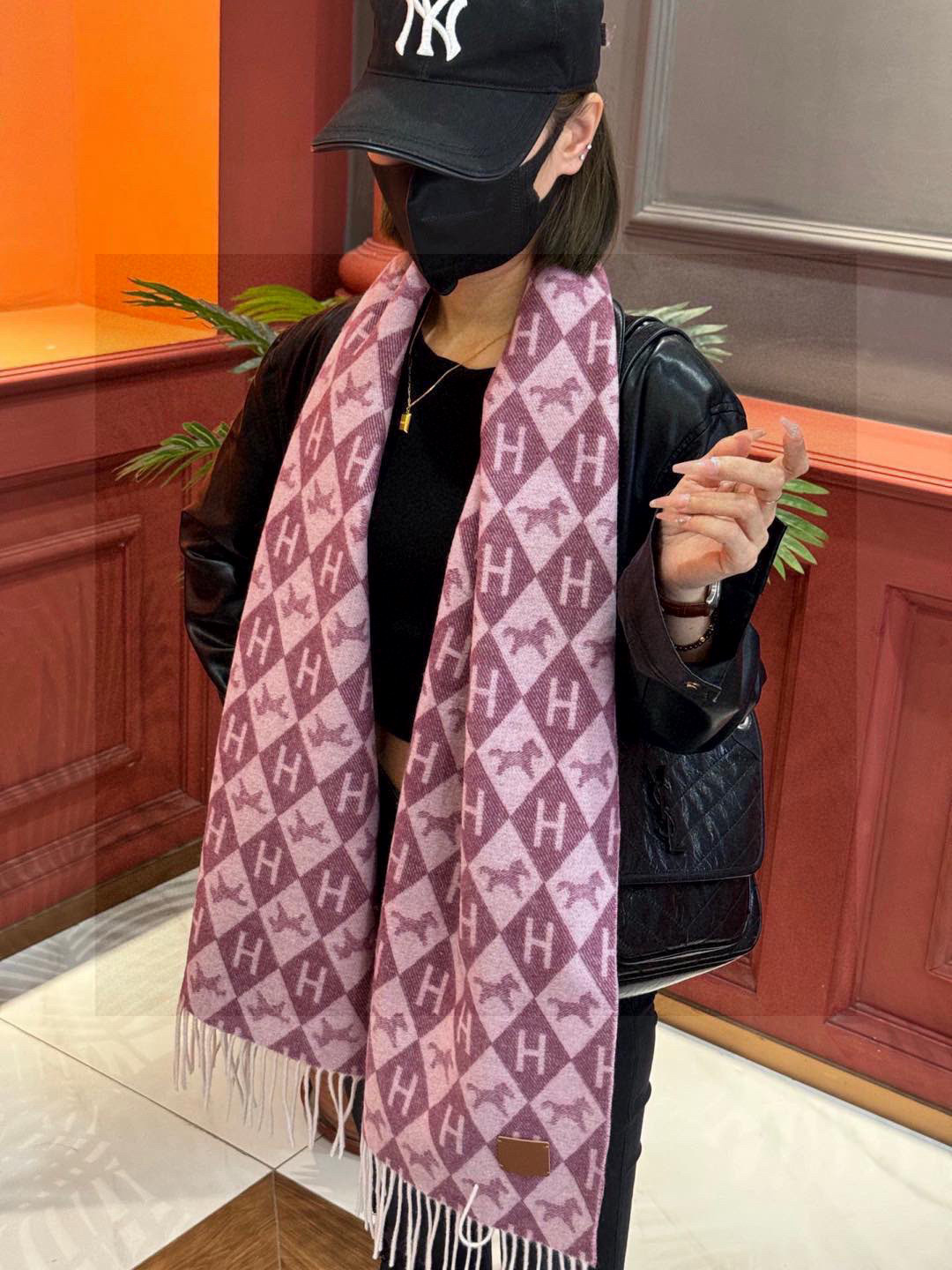   爱马仕👍巴黎时装展商务男士女士羊绒围巾。代工厂臻选上乘的超细羊绒纤维 进行纯手工精梳处理 耗时耗力 