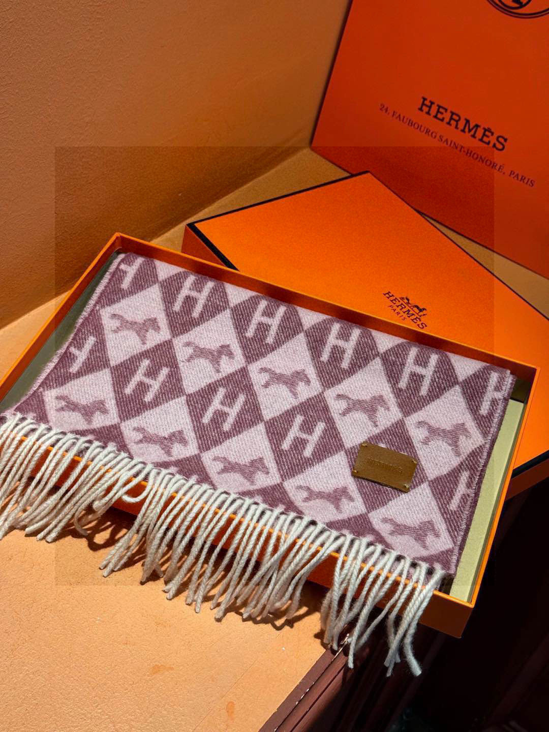   爱马仕👍巴黎时装展商务男士女士羊绒围巾。代工厂臻选上乘的超细羊绒纤维 进行纯手工精梳处理 耗时耗力 