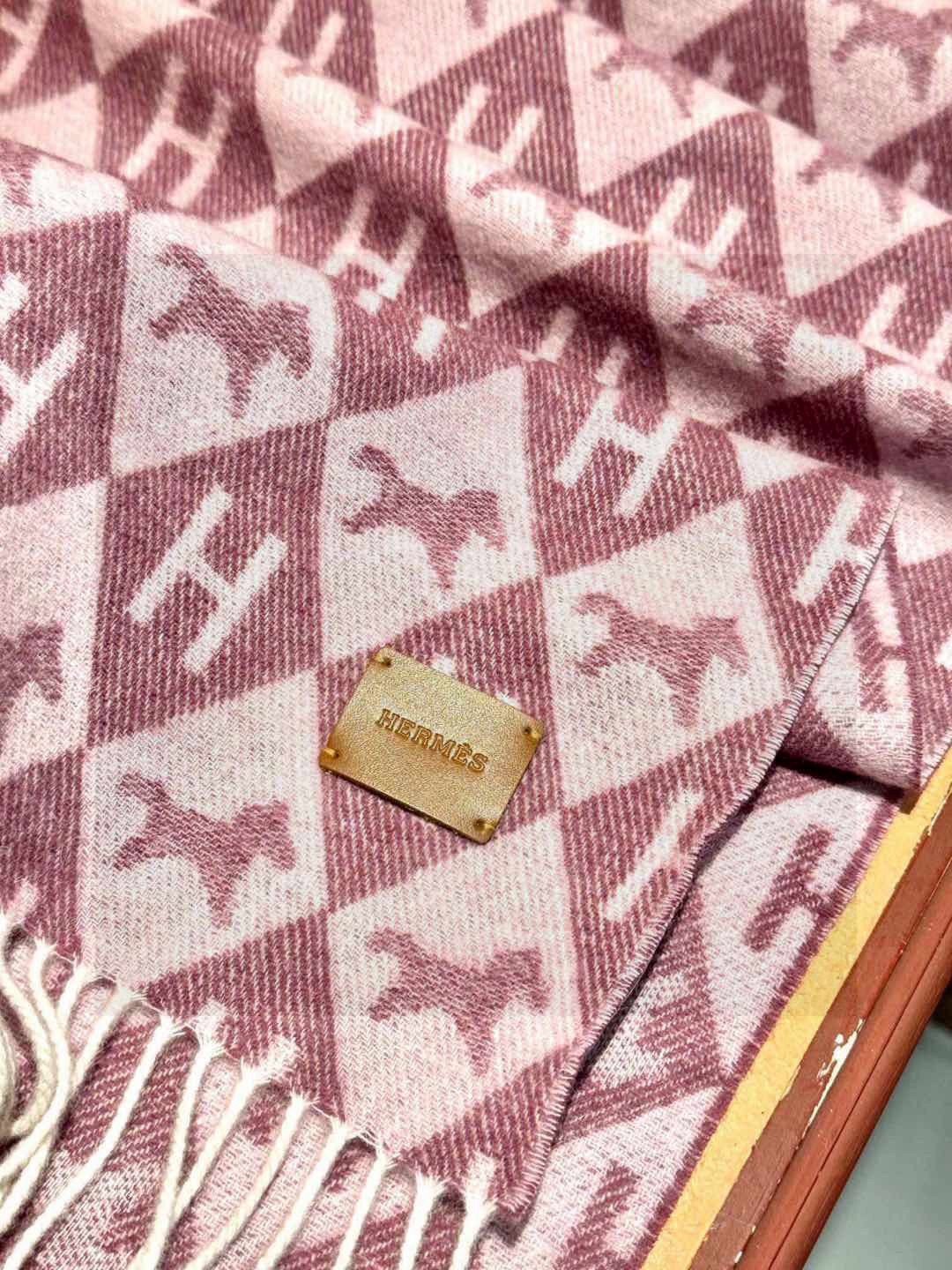   爱马仕👍巴黎时装展商务男士女士羊绒围巾。代工厂臻选上乘的超细羊绒纤维 进行纯手工精梳处理 耗时耗力 