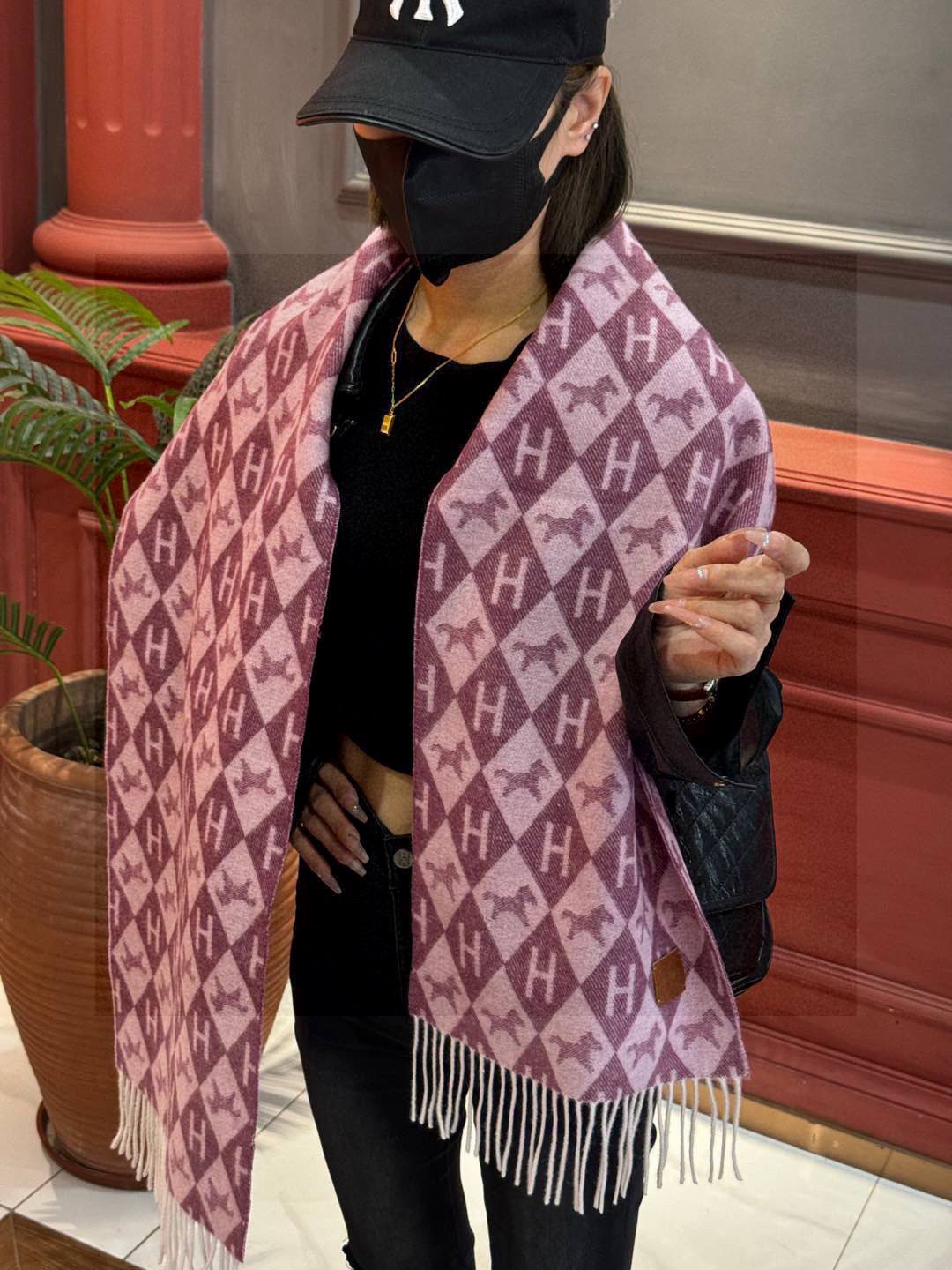   爱马仕👍巴黎时装展商务男士女士羊绒围巾。代工厂臻选上乘的超细羊绒纤维 进行纯手工精梳处理 耗时耗力 