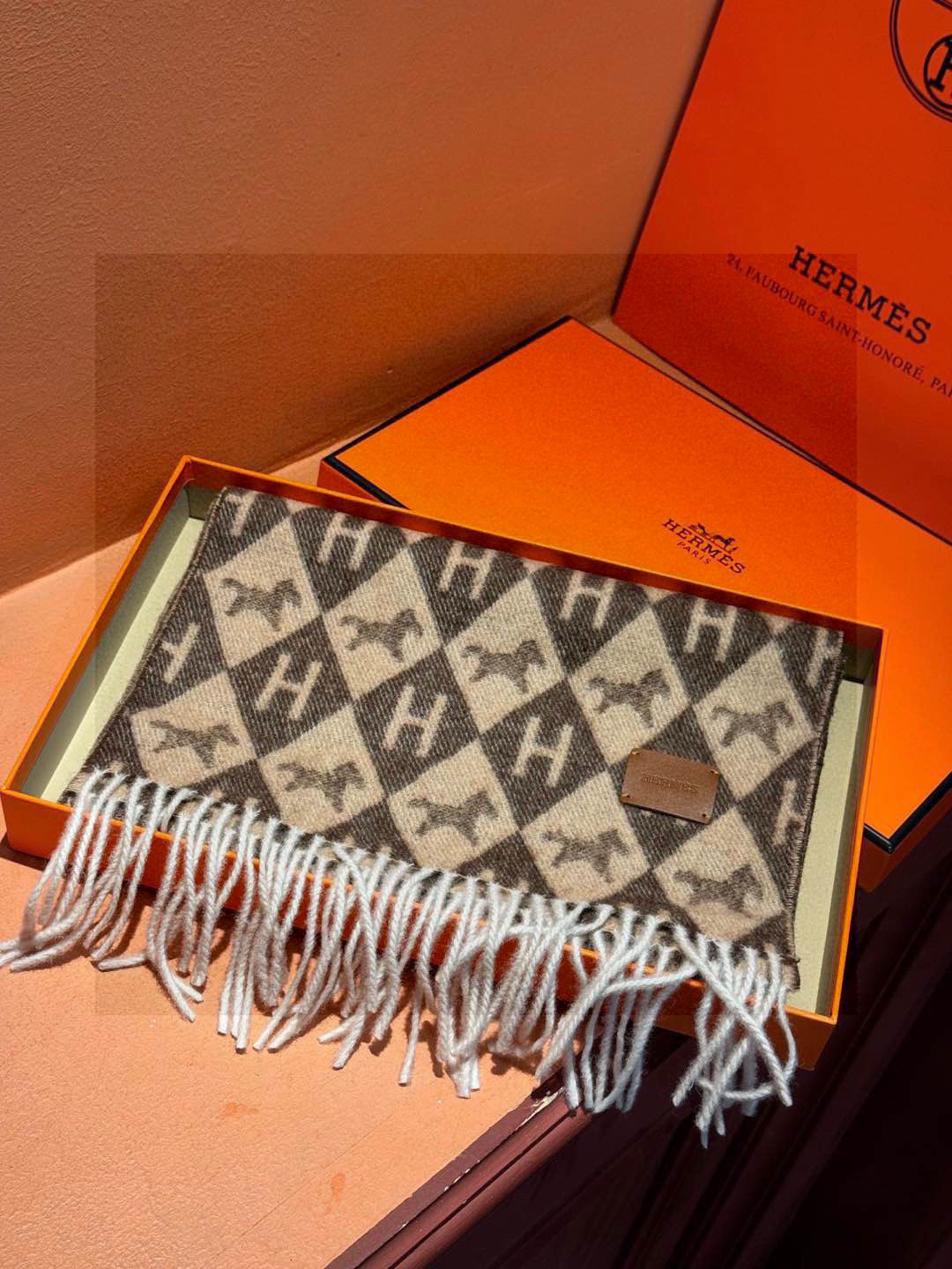   爱马仕👍巴黎时装展商务男士女士羊绒围巾。代工厂臻选上乘的超细羊绒纤维 进行纯手工精梳处理 耗时耗力 
