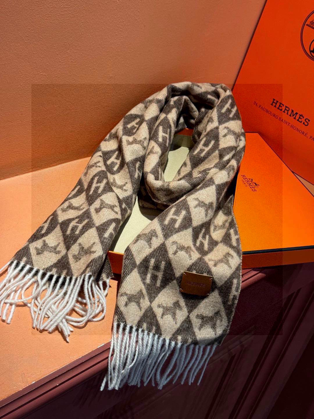   爱马仕👍巴黎时装展商务男士女士羊绒围巾。代工厂臻选上乘的超细羊绒纤维 进行纯手工精梳处理 耗时耗力 