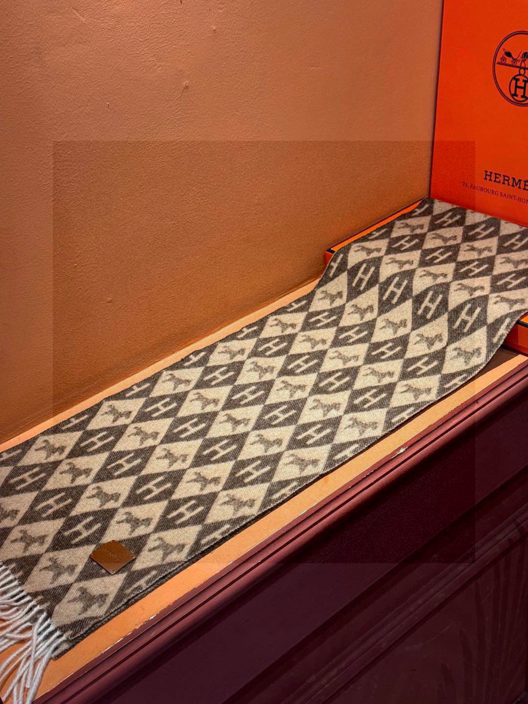   爱马仕👍巴黎时装展商务男士女士羊绒围巾。代工厂臻选上乘的超细羊绒纤维 进行纯手工精梳处理 耗时耗力 