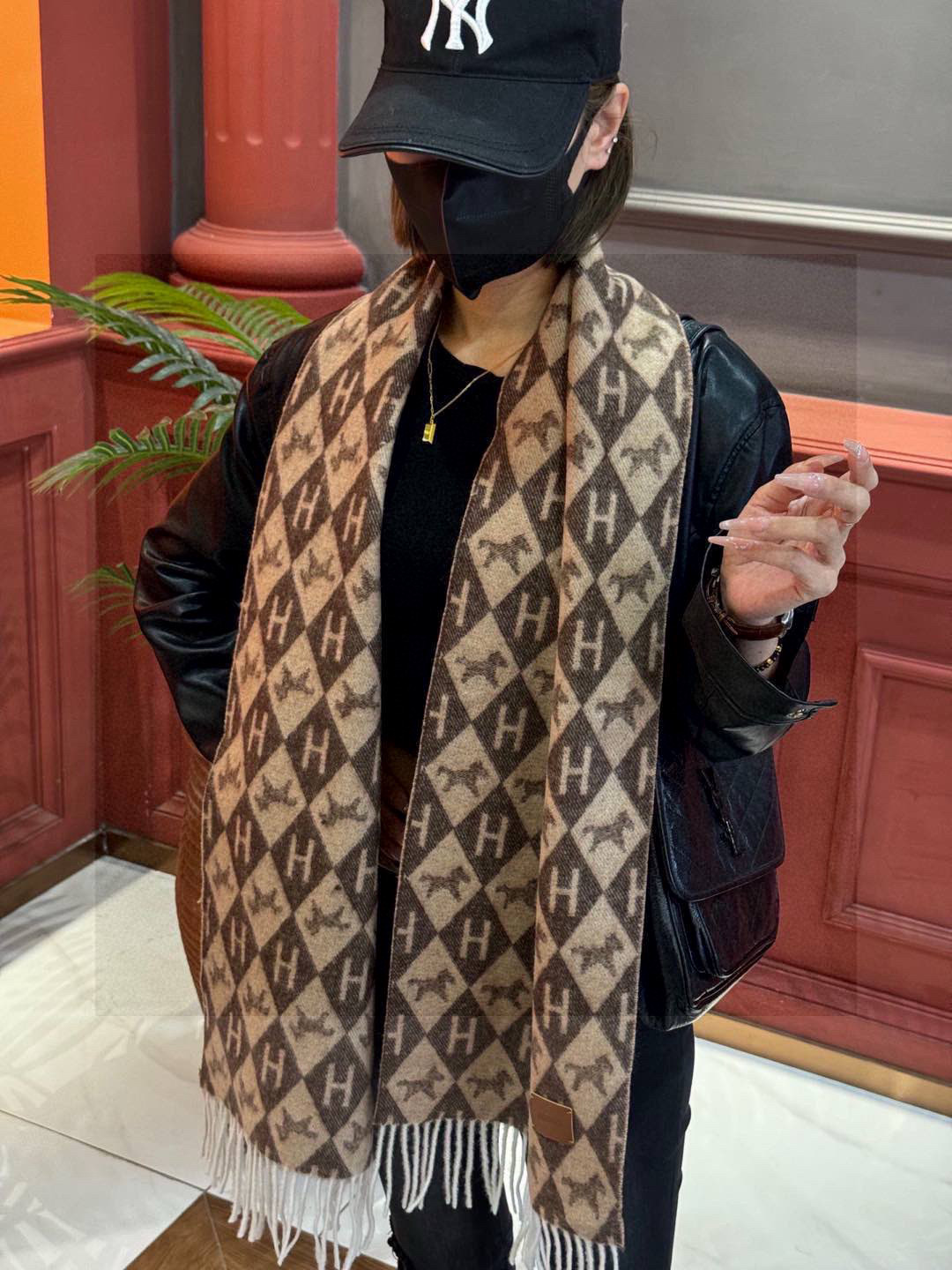   爱马仕👍巴黎时装展商务男士女士羊绒围巾。代工厂臻选上乘的超细羊绒纤维 进行纯手工精梳处理 耗时耗力 