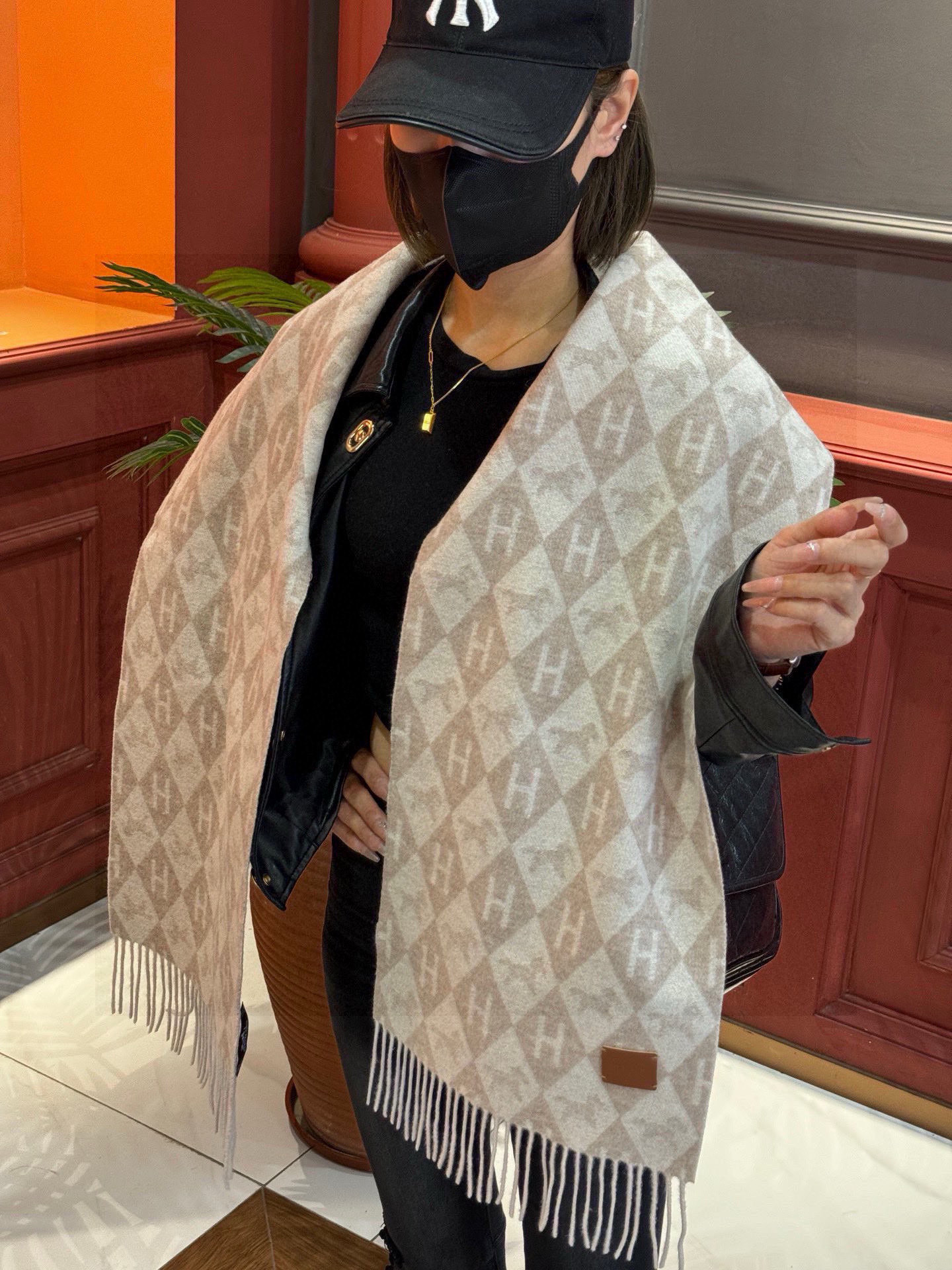   爱马仕👍巴黎时装展商务男士女士羊绒围巾。代工厂臻选上乘的超细羊绒纤维 进行纯手工精梳处理 耗时耗力 