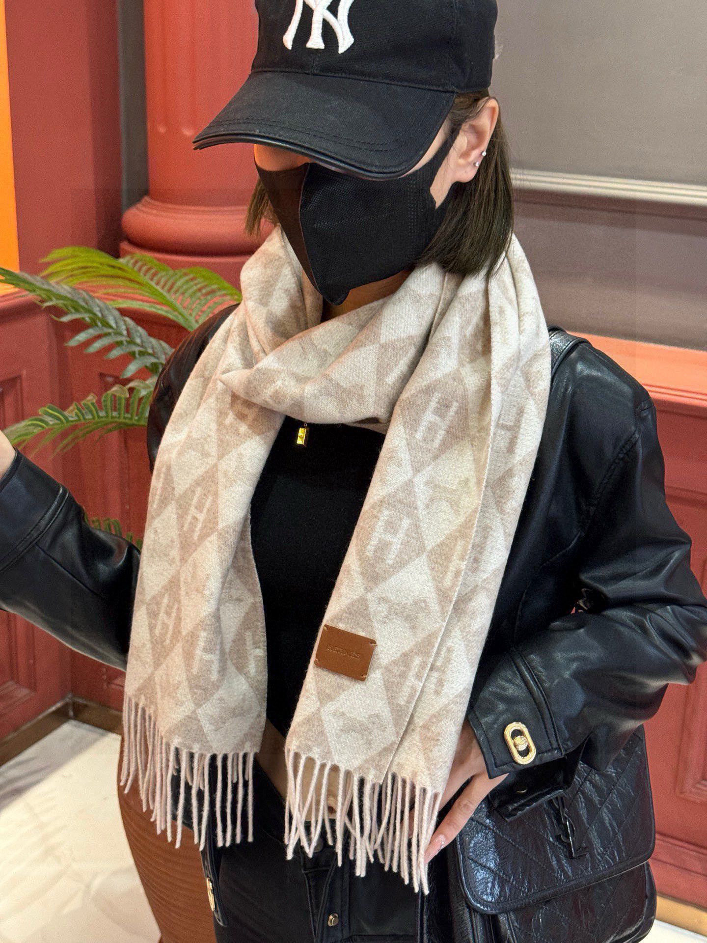   爱马仕👍巴黎时装展商务男士女士羊绒围巾。代工厂臻选上乘的超细羊绒纤维 进行纯手工精梳处理 耗时耗力 