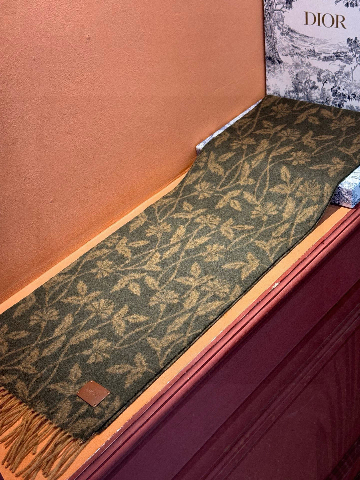   DIOR👍巴黎时装展商务男士女士羊绒围巾。代工厂臻选上乘的超细羊绒纤维 进行纯手工精梳处理 耗时耗力