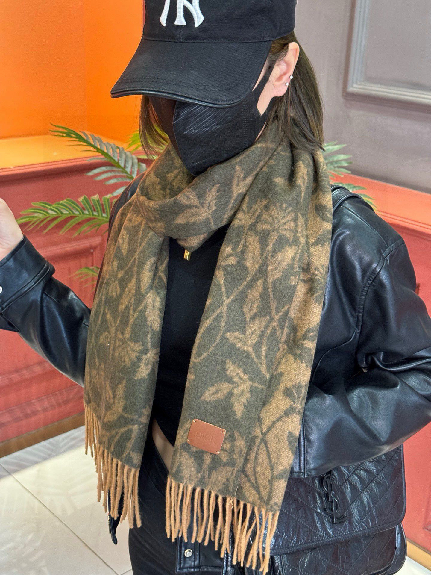   DIOR👍巴黎时装展商务男士女士羊绒围巾。代工厂臻选上乘的超细羊绒纤维 进行纯手工精梳处理 耗时耗力