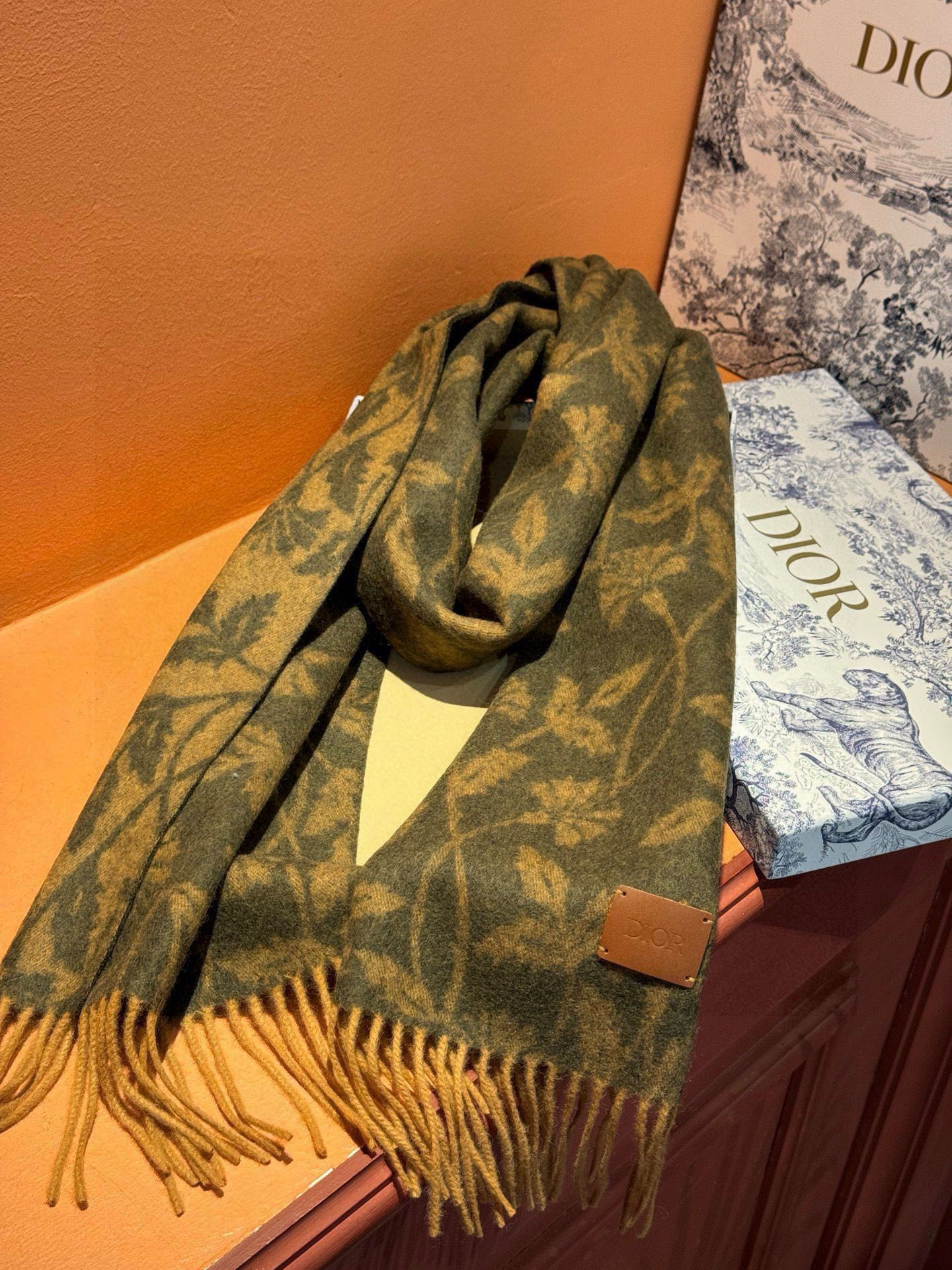   DIOR👍巴黎时装展商务男士女士羊绒围巾。代工厂臻选上乘的超细羊绒纤维 进行纯手工精梳处理 耗时耗力