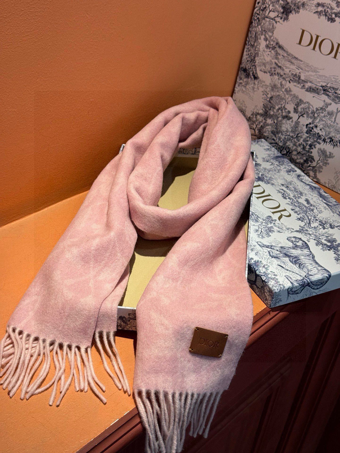   DIOR👍巴黎时装展商务男士女士羊绒围巾。代工厂臻选上乘的超细羊绒纤维 进行纯手工精梳处理 耗时耗力