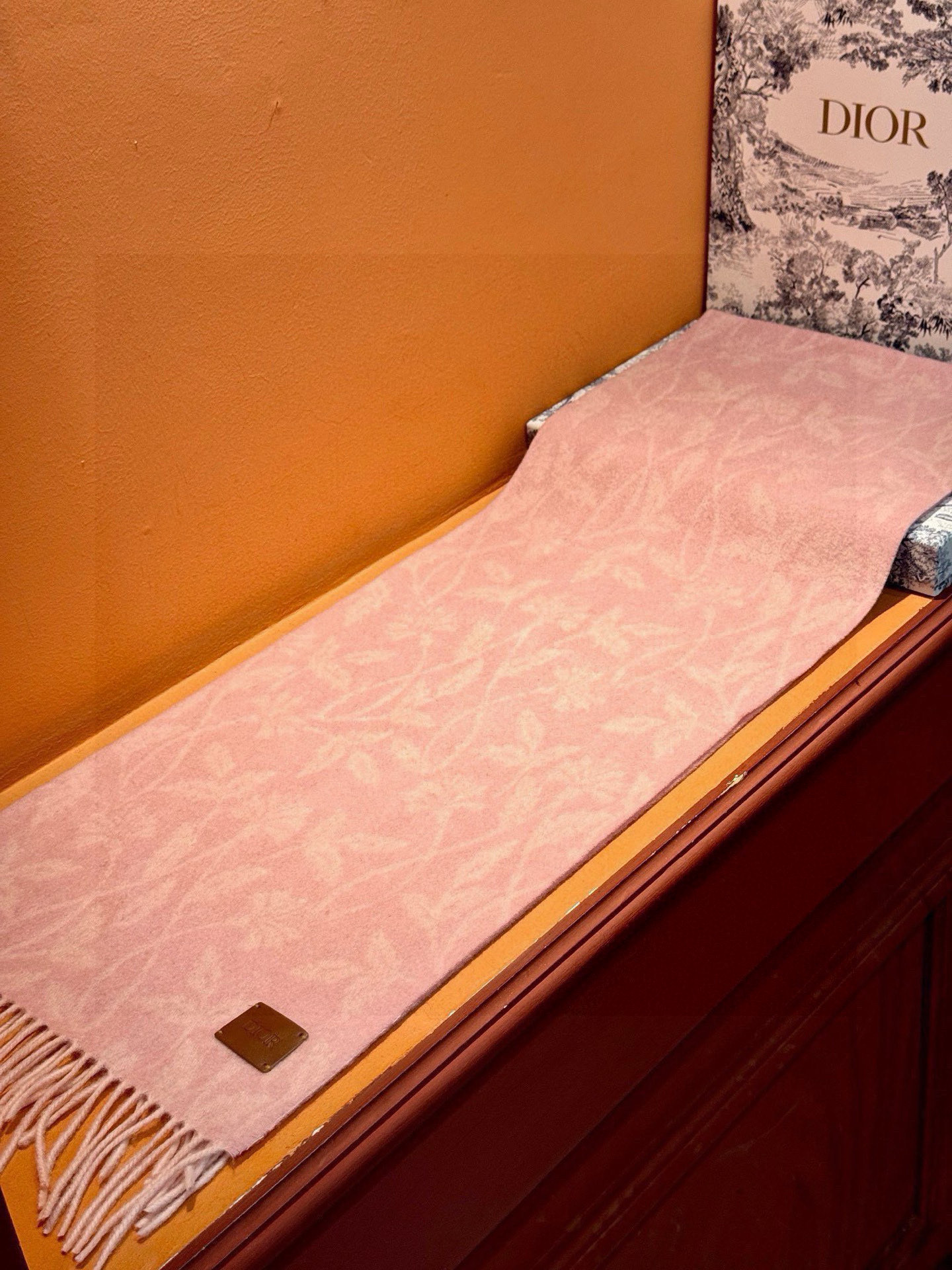   DIOR👍巴黎时装展商务男士女士羊绒围巾。代工厂臻选上乘的超细羊绒纤维 进行纯手工精梳处理 耗时耗力