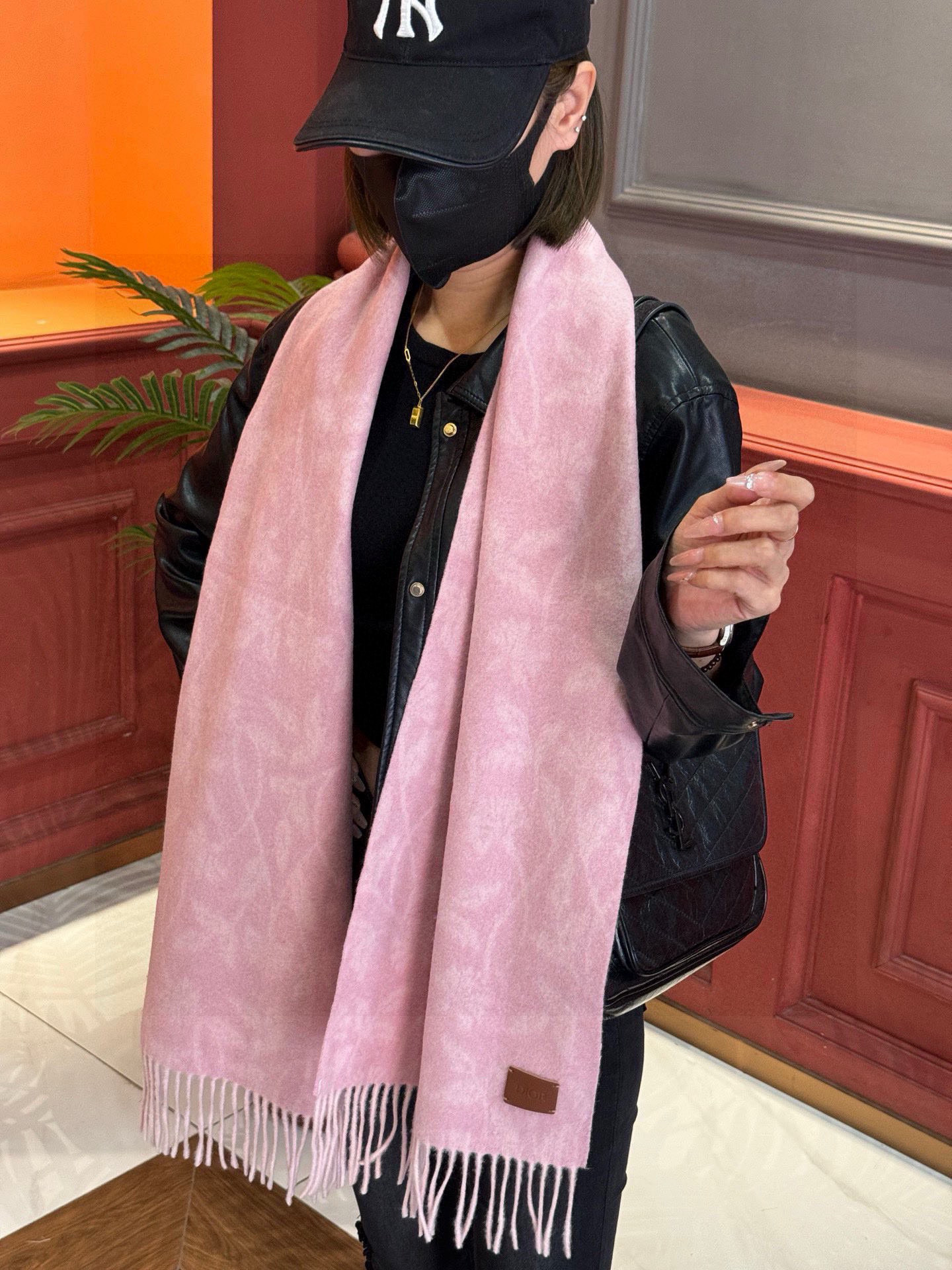   DIOR👍巴黎时装展商务男士女士羊绒围巾。代工厂臻选上乘的超细羊绒纤维 进行纯手工精梳处理 耗时耗力