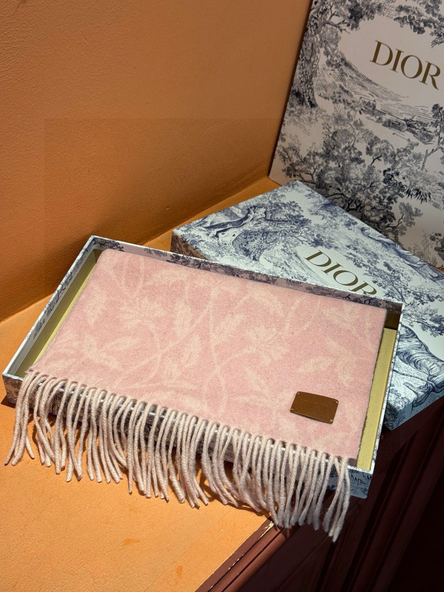   DIOR👍巴黎时装展商务男士女士羊绒围巾。代工厂臻选上乘的超细羊绒纤维 进行纯手工精梳处理 耗时耗力