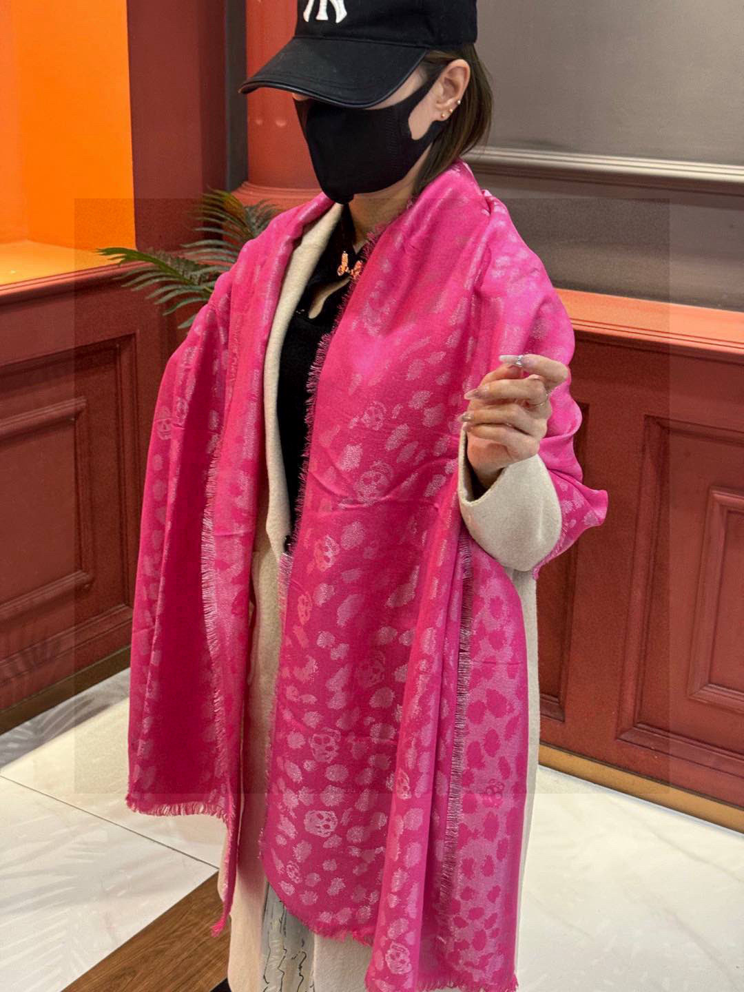  超美的银色鬼头~防冷气又时髦的单品💋麦昆 新品.永远都不会嫌多的款~❣️MCQ麦昆永恒经典的骷髅头‼️