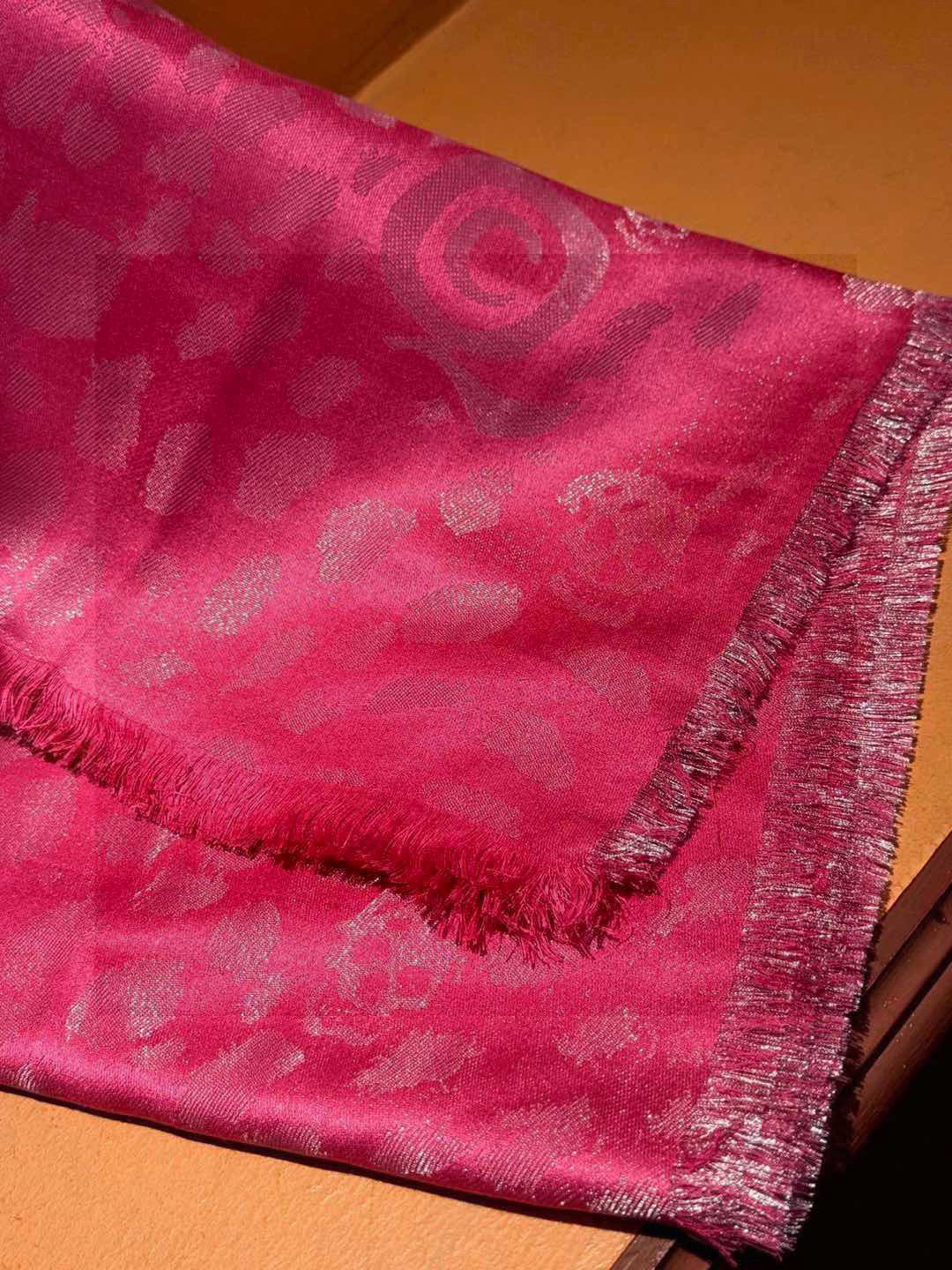  超美的银色鬼头~防冷气又时髦的单品💋麦昆 新品.永远都不会嫌多的款~❣️MCQ麦昆永恒经典的骷髅头‼️