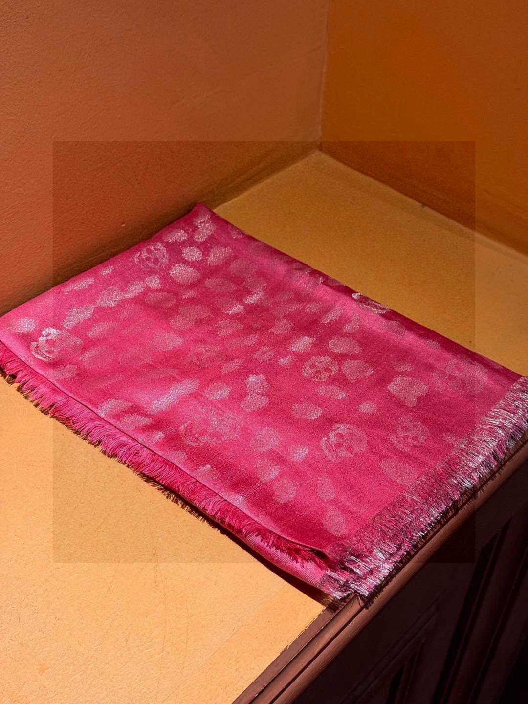  超美的银色鬼头~防冷气又时髦的单品💋麦昆 新品.永远都不会嫌多的款~❣️MCQ麦昆永恒经典的骷髅头‼️