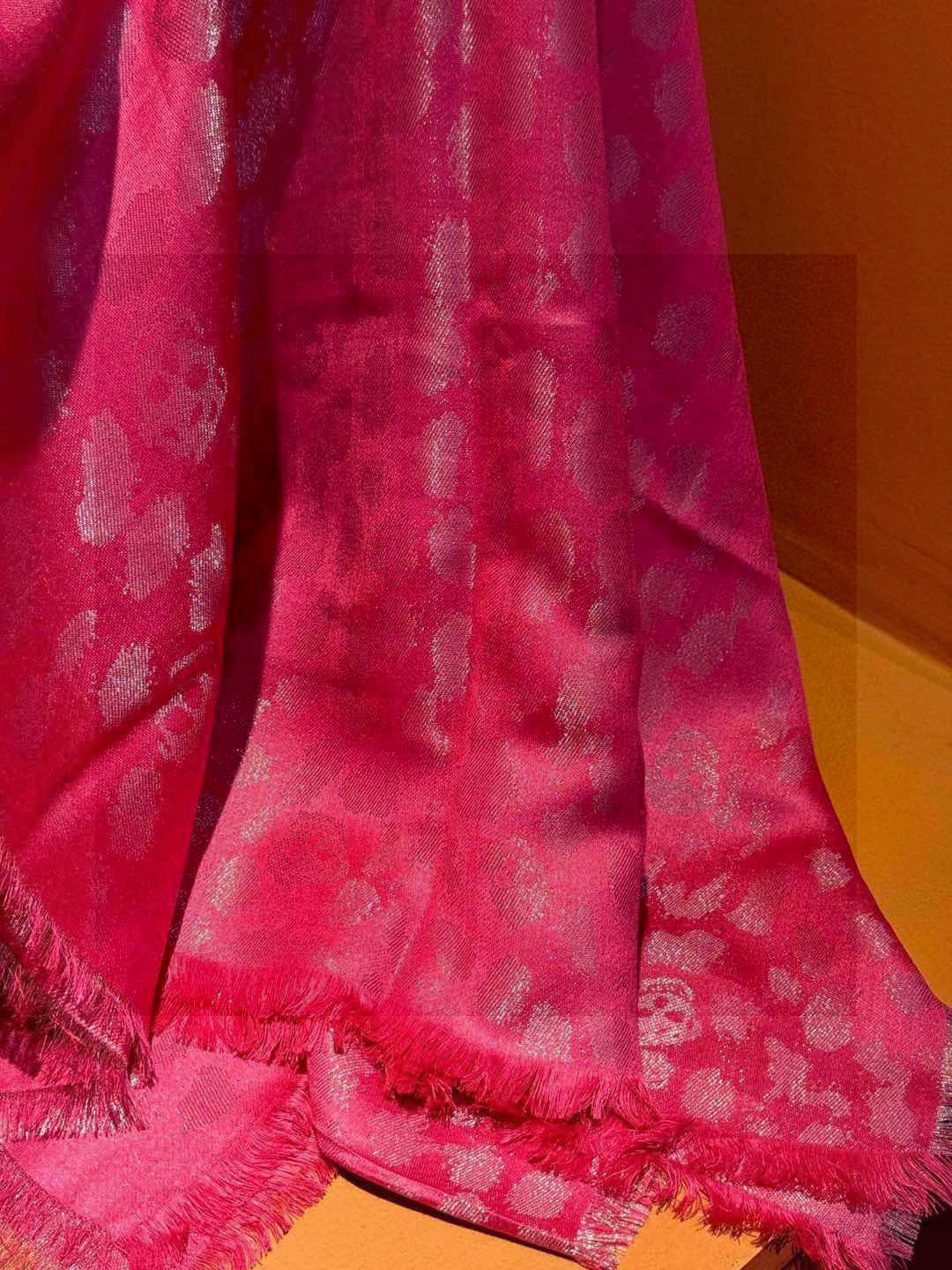  超美的银色鬼头~防冷气又时髦的单品💋麦昆 新品.永远都不会嫌多的款~❣️MCQ麦昆永恒经典的骷髅头‼️