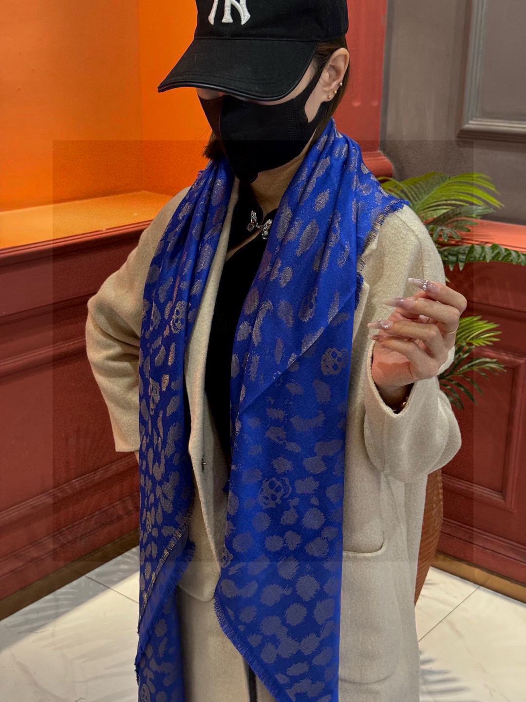   超美的鬼头Logo~防冷气又时髦的单品💋麦昆 新品.永远都不会嫌多的款~❣️MCQ麦昆永恒经典的骷髅