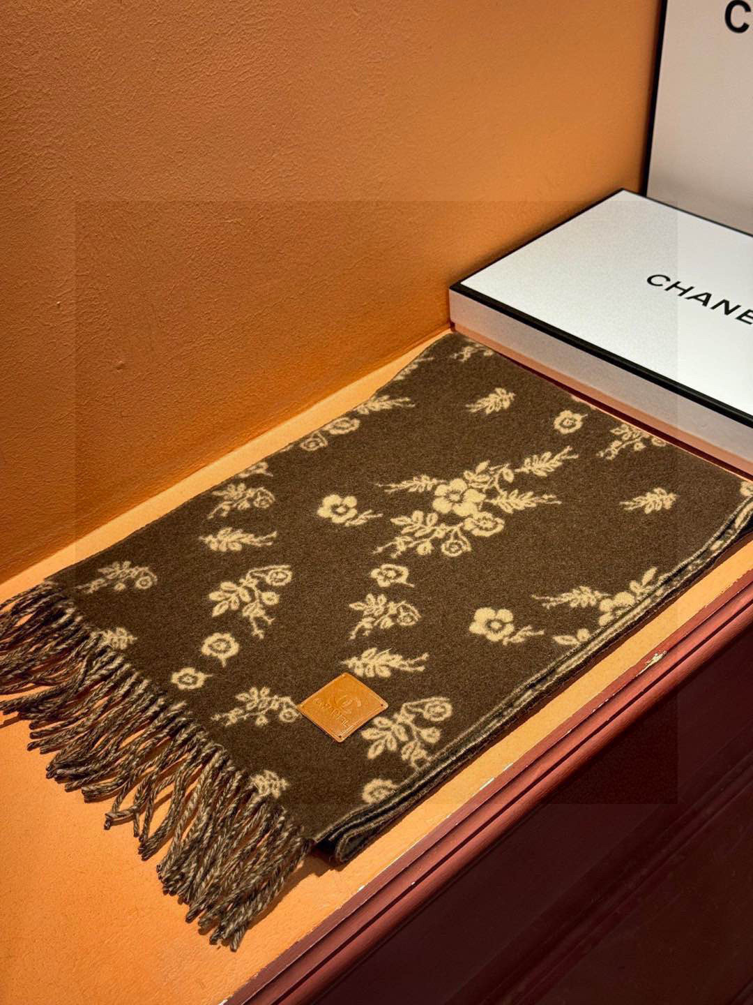   香奈儿 。代工厂臻选上乘的超细羊绒纤维 进行纯手工精梳处理 耗时耗力 再以清泉水浸泡涤荡 使羊绒纤维