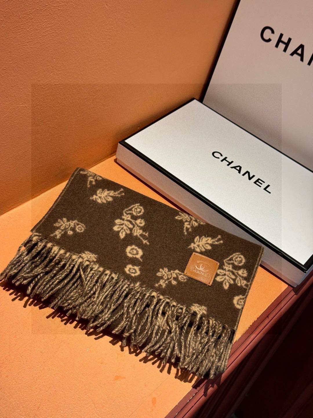   香奈儿 。代工厂臻选上乘的超细羊绒纤维 进行纯手工精梳处理 耗时耗力 再以清泉水浸泡涤荡 使羊绒纤维