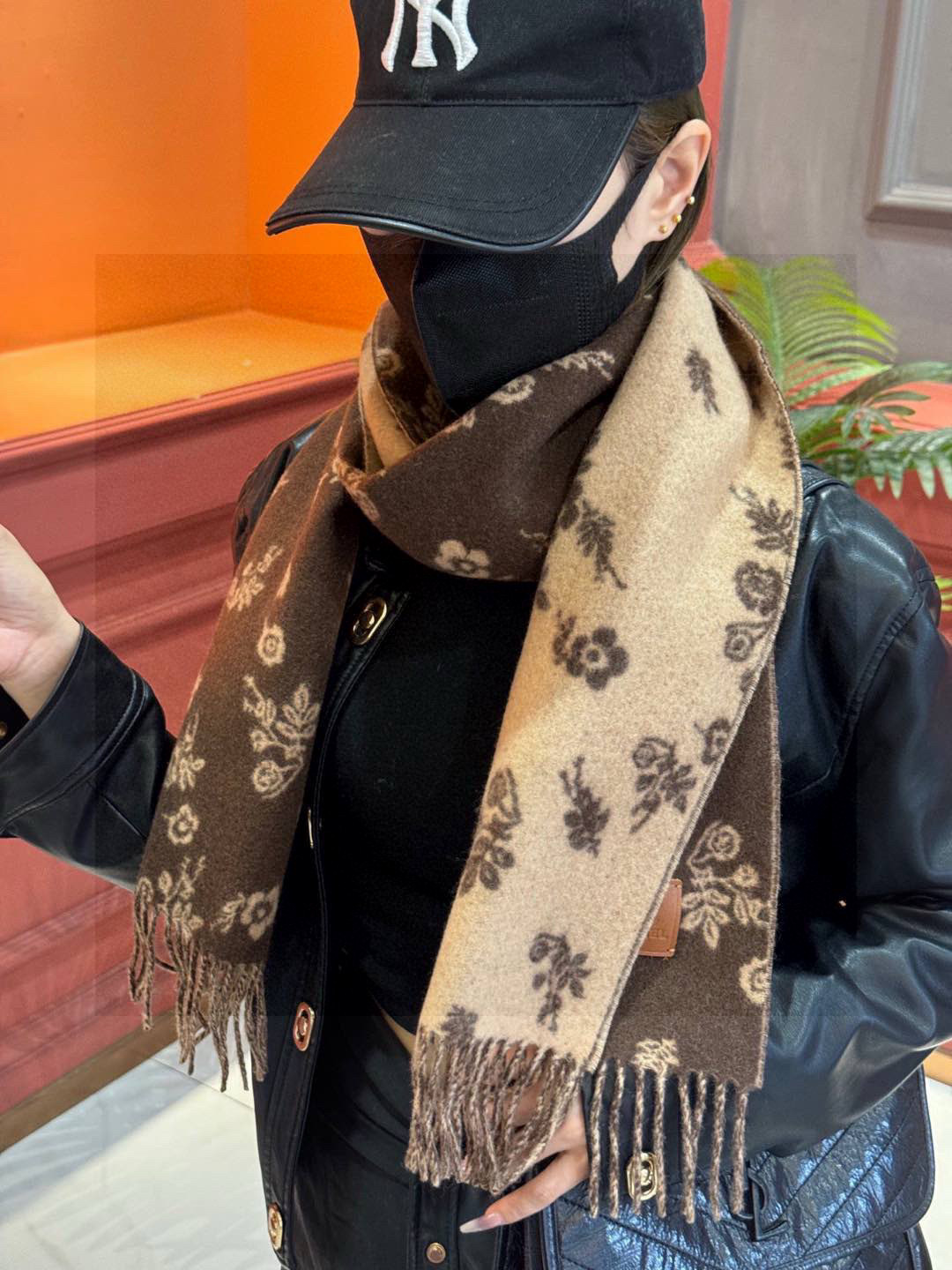   香奈儿 。代工厂臻选上乘的超细羊绒纤维 进行纯手工精梳处理 耗时耗力 再以清泉水浸泡涤荡 使羊绒纤维